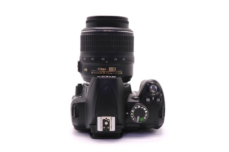 Nikon D3000 kit (пробег 8265 кадров)