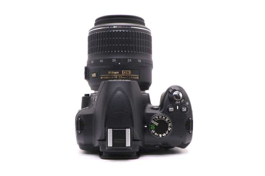 Nikon D3000 kit (пробег 3170 кадров)