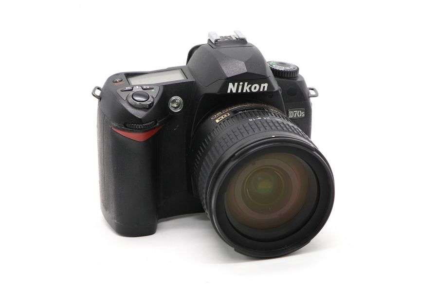 Nikon D70s kit 18-55mm f/3.5-5.6G AF-P VR DX Nikkor
