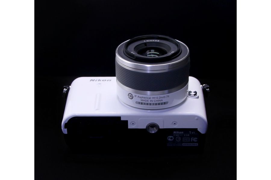 Nikon 1 V1 kit в упаковке (пробег 1980 кадров)