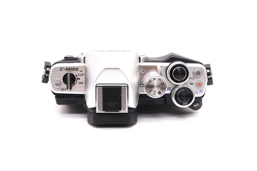 Olympus OM-D E-M10 Mark II body silver (пробег 1260 кадров)