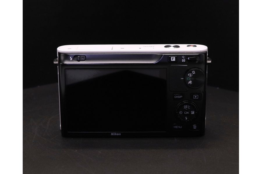Nikon 1 J1 белый body (пробег 6290 кадров)