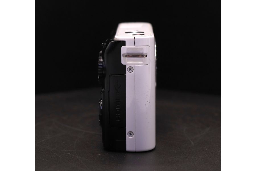 Nikon 1 J1 белый body (пробег 6290 кадров)