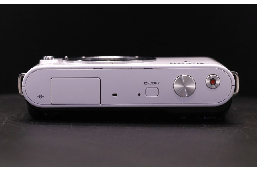 Nikon 1 J1 белый body (пробег 6290 кадров)