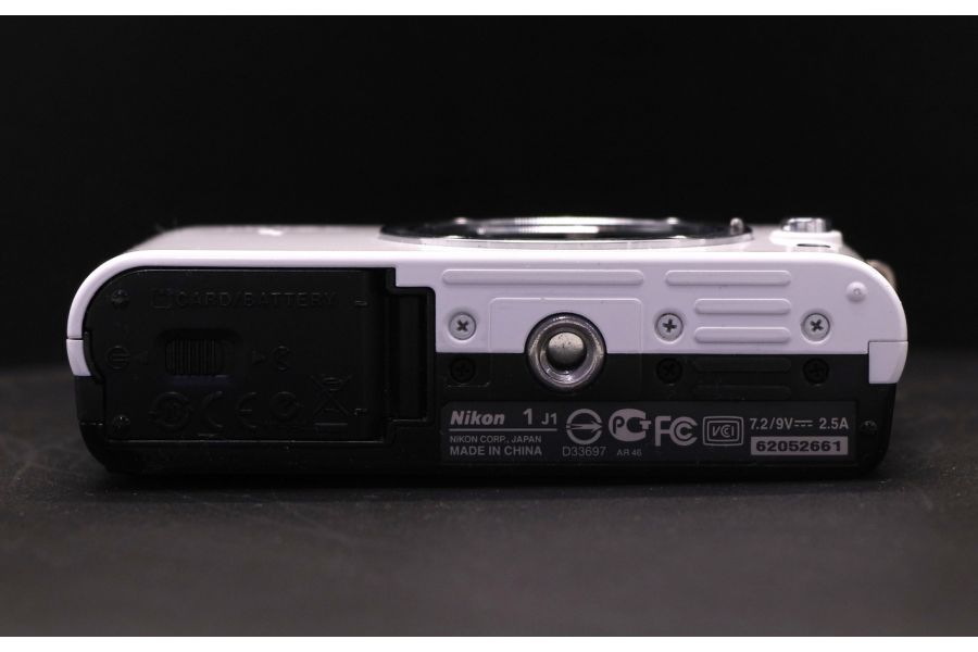 Nikon 1 J1 белый body (пробег 6290 кадров)