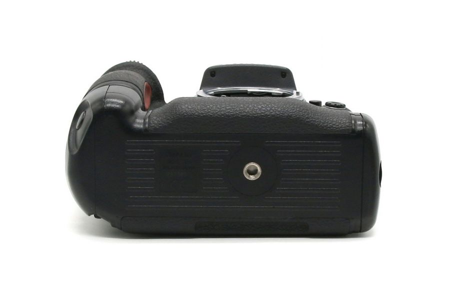 Nikon F100 body + Nikon MB-15