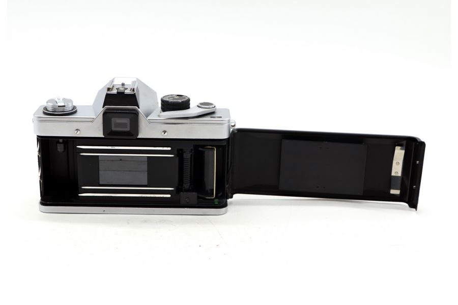 Praktica L body (Germany, 1967)