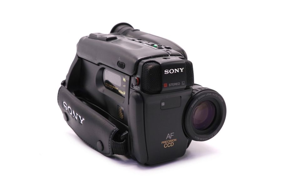 Видеокамера Sony CCD-TR705e в упаковке