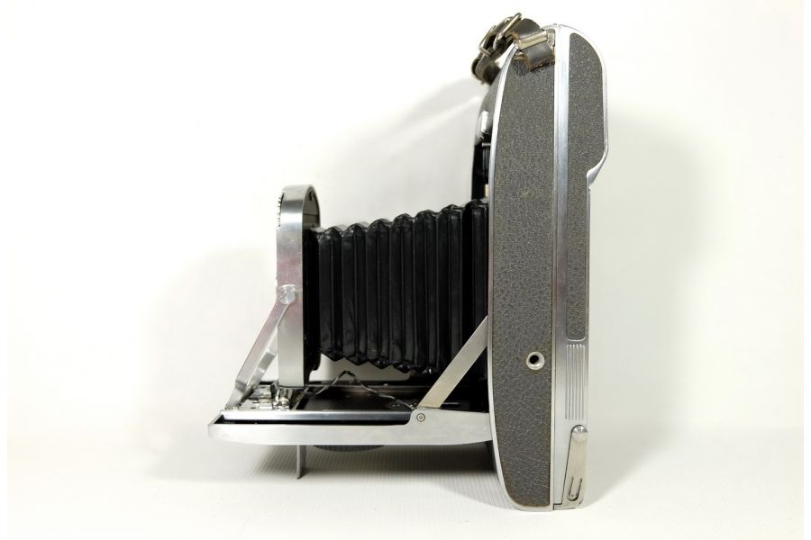 Polaroid Vintage camera model 150 (USA, 1957)