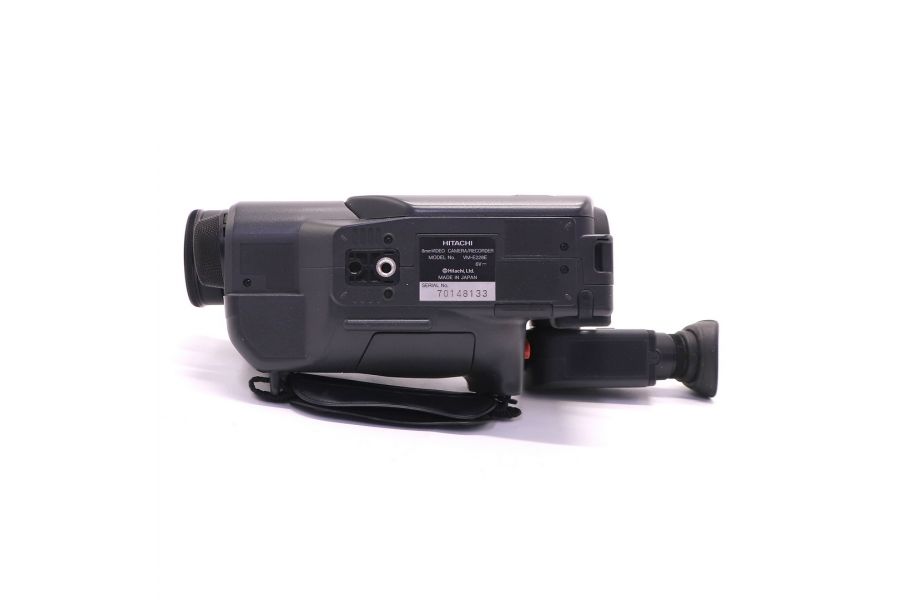 Видеокамера Hitachi VM-E228E в упаковке