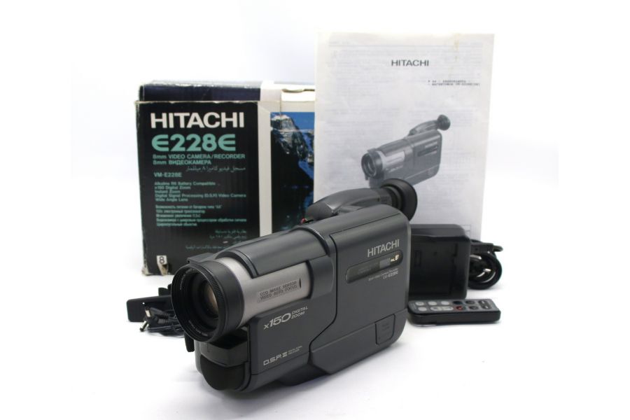 Видеокамера Hitachi VM-E228E в упаковке