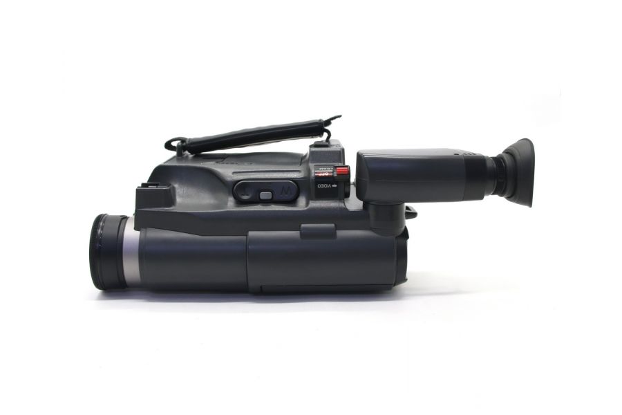 Видеокамера Hitachi VM-E228E в упаковке