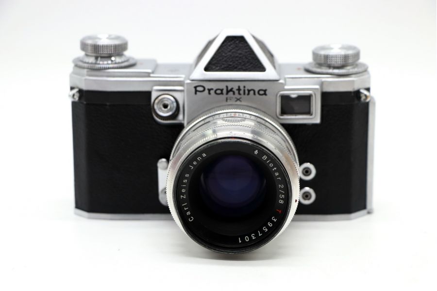 Praktina FX  + Biotar 2/58 T (Germany, 1955)