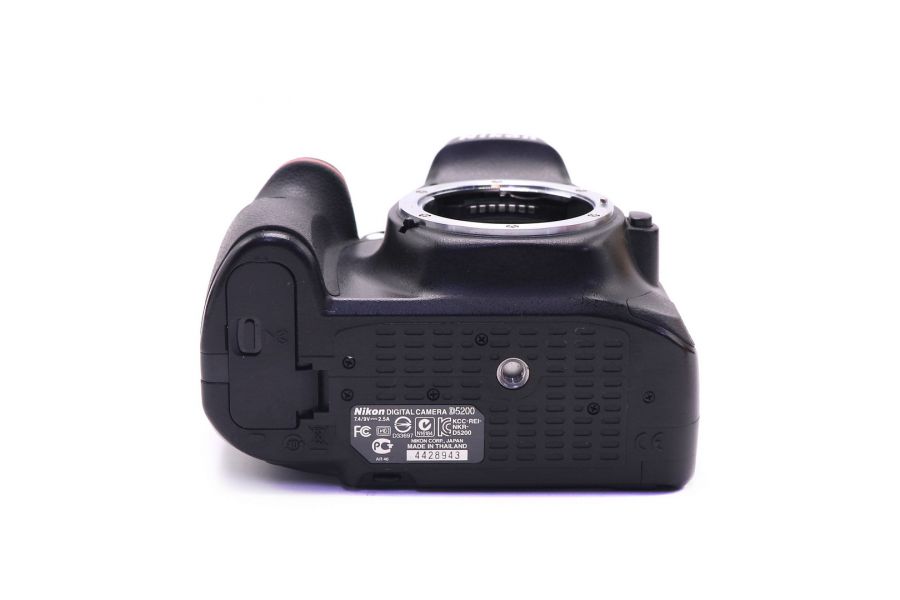 Nikon D5200 body в упаковке (пробег 17800 кадров)