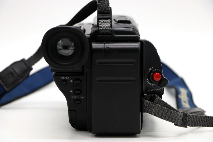 Видеокамера Sony CCD-TR650E