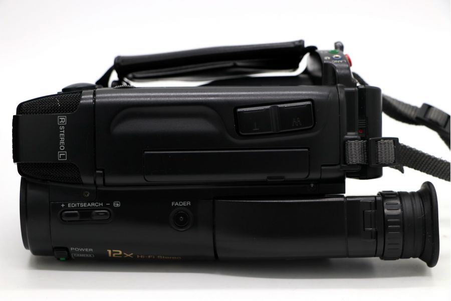 Видеокамера Sony CCD-TR650E