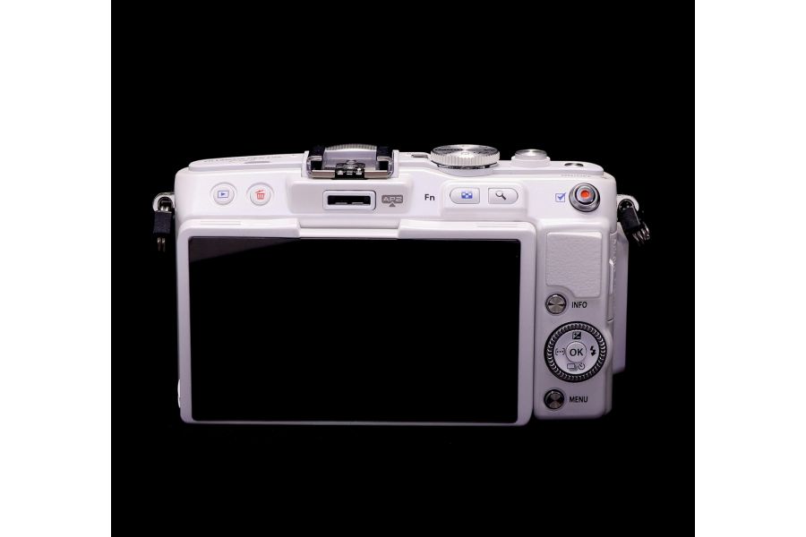 Olympus Pen E-PL6 kit в упаковке (пробег 1000 кадров)