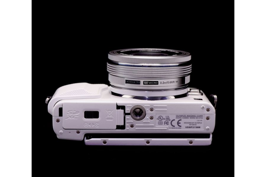 Olympus Pen E-PL6 kit в упаковке (пробег 1000 кадров)