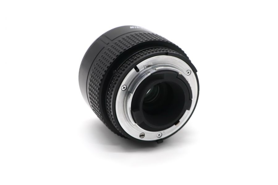 Nikon 35-70mm f/3.3-4.5 AF Nikkor (Japan)