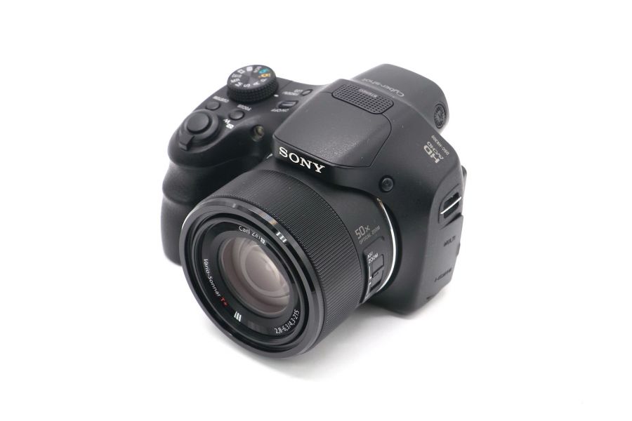Компактная Sony Cyber-shot DSC-HX300 в упаковке