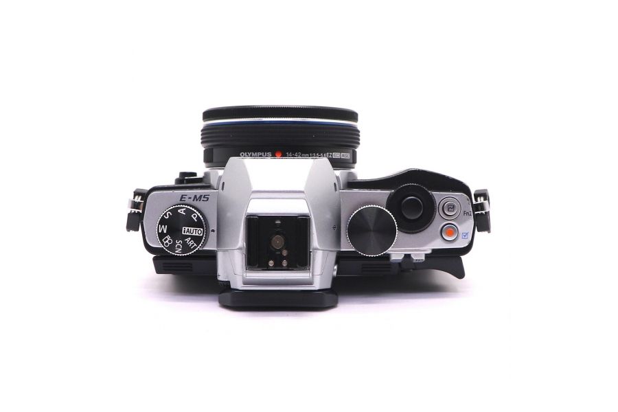 Olympus OM-D E-M5 kit в упаковке (пробег 7610 кадров)