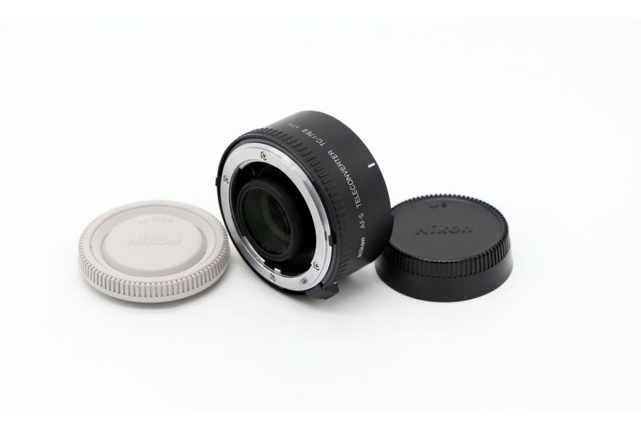 Телеконвертер Nikon TC-17E II в упаковке