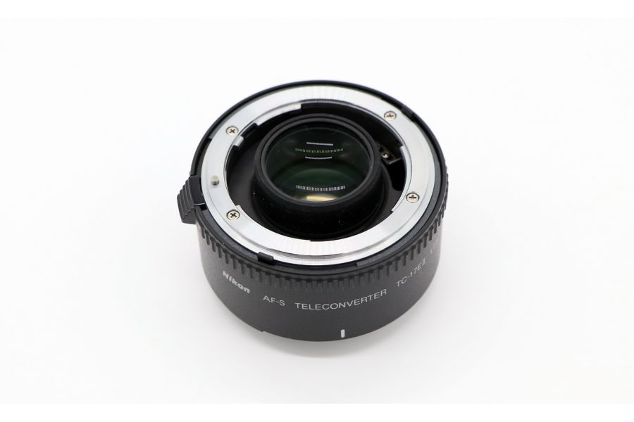 Телеконвертер Nikon TC-17E II в упаковке
