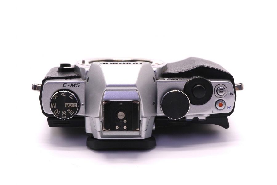 Olympus OM-D E-M5 body в упаковке (пробег 36185 кадров)