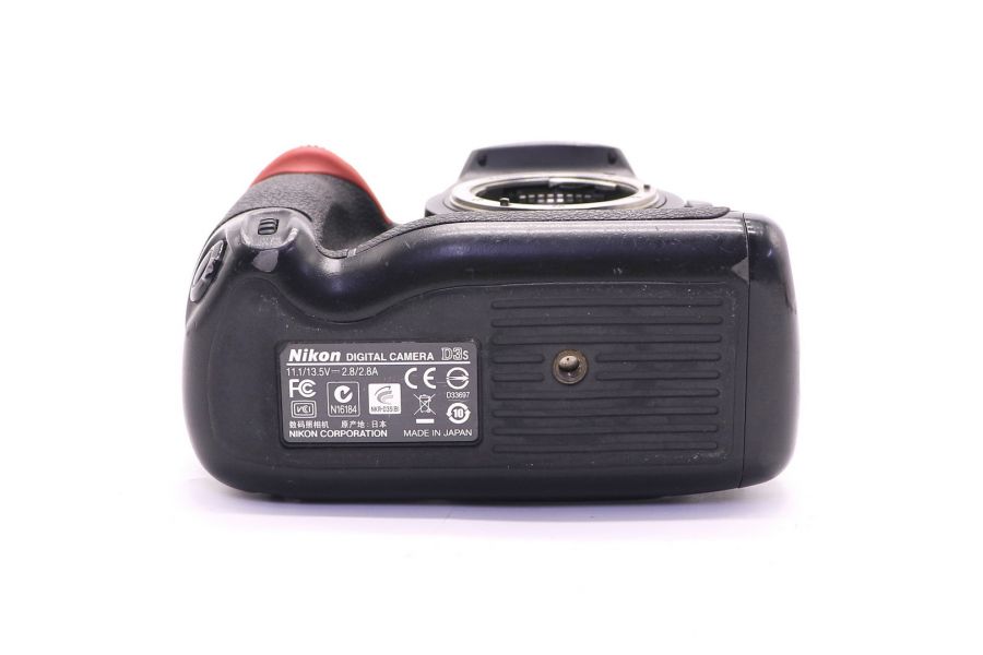 Nikon D3S body в упаковке (пробег 1367635 кадров)