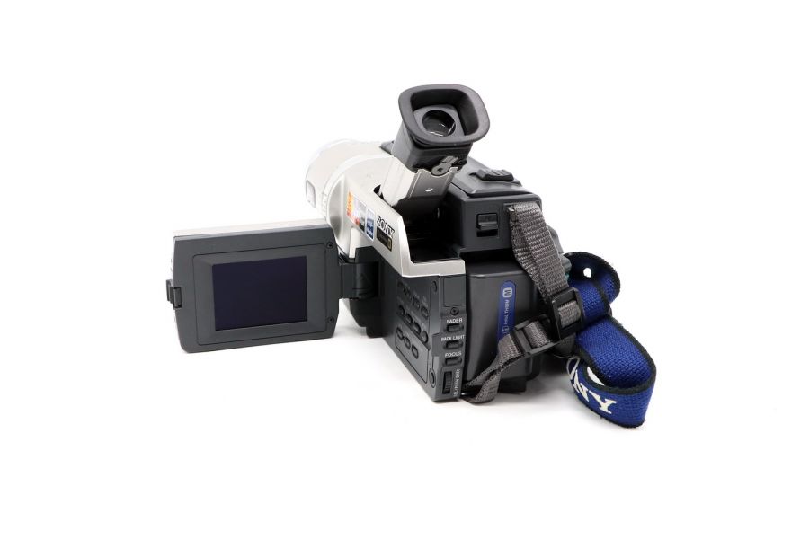 Видеокамера Sony CCD-TRV208E