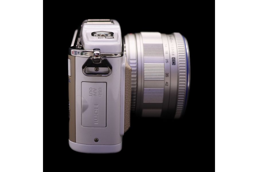 Olympus Pen E-P1 kit (пробег 6800 кадров)