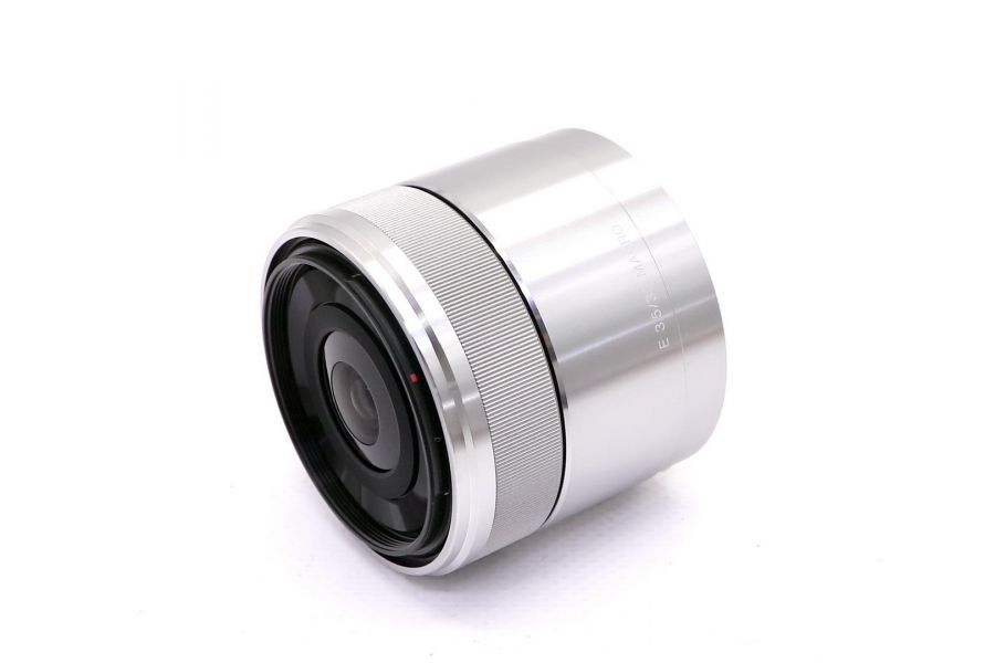 Sony 30mm f/3.5 Macro (SEL30M35) в упаковке