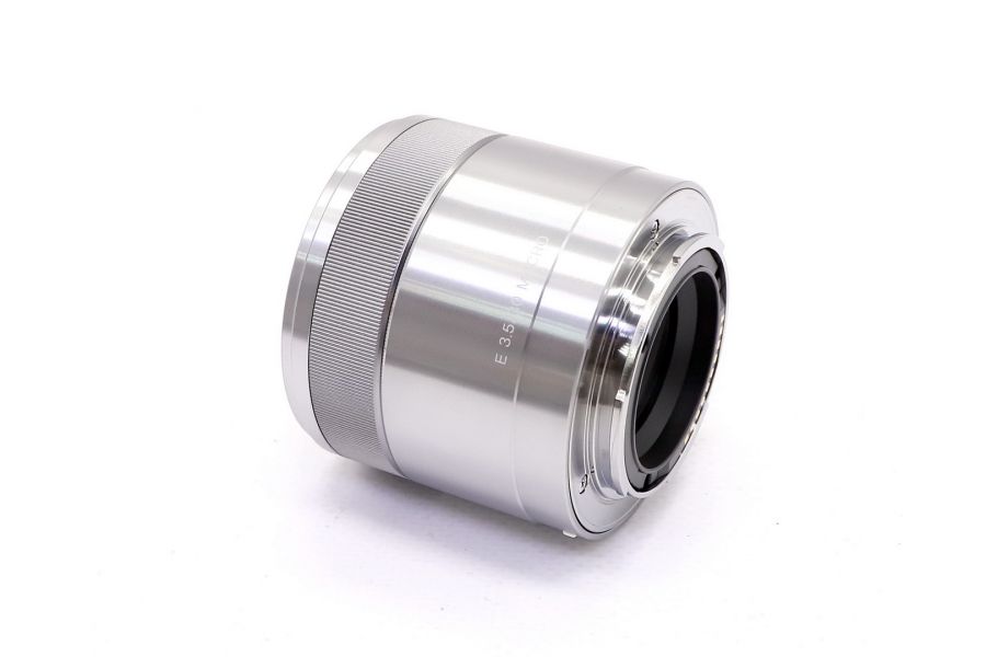 Sony 30mm f/3.5 Macro (SEL30M35) в упаковке