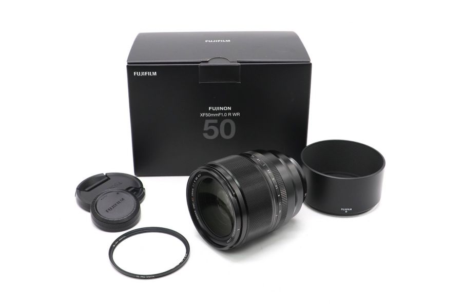 Fujifilm XF 50mm f/1 R WR в упаковке