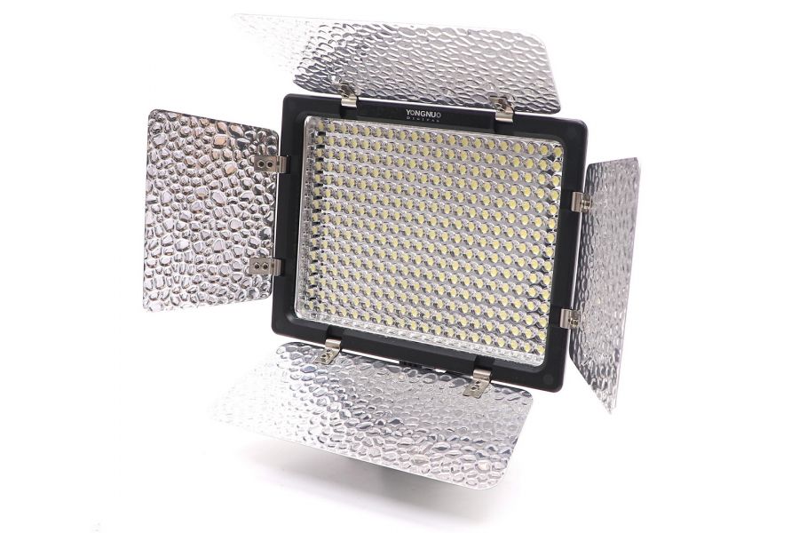 Светодиодный осветитель Yongnuo YN300 III