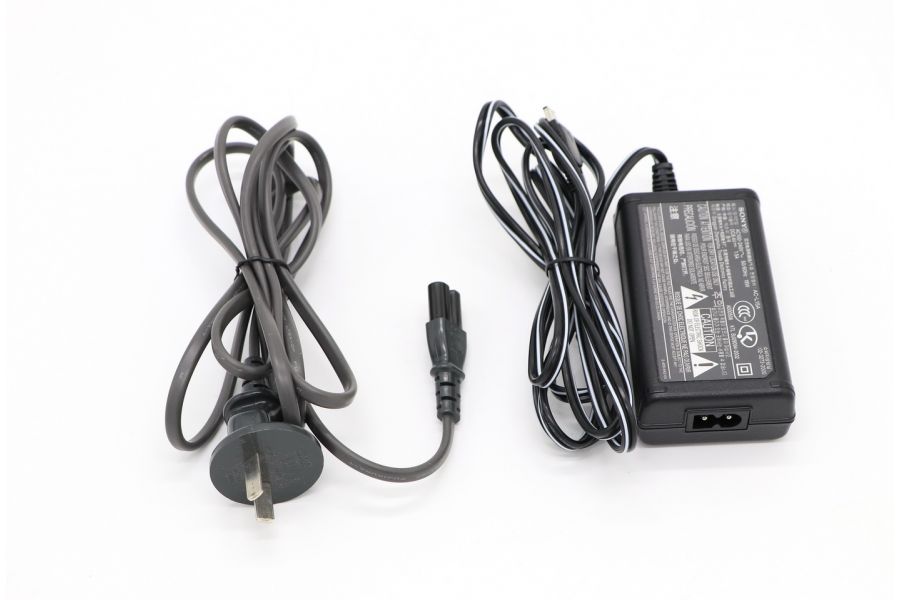 Зарядное устройство Sony AC-L15A