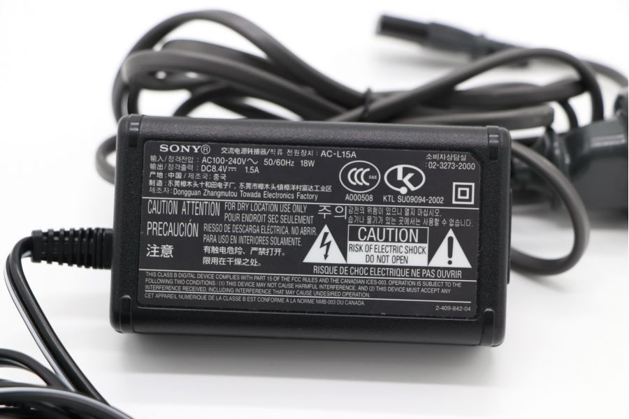 Зарядное устройство Sony AC-L15A