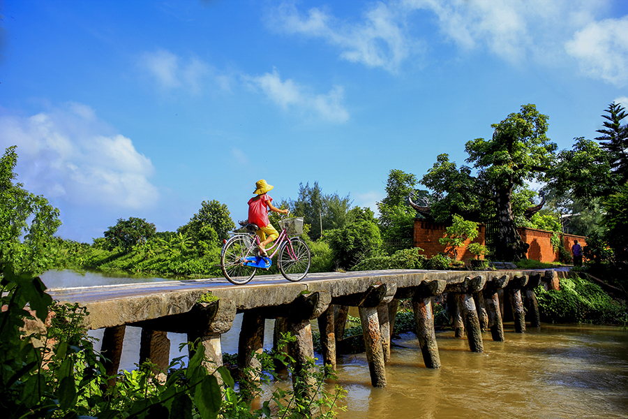 Olympus OM-System Zuiko Auto-W 28mm f/2.8