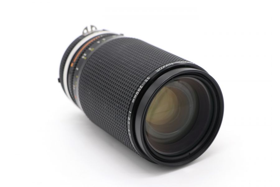 Nikon 35-200mm f/3.5-4.5 Zoom-Nikkor