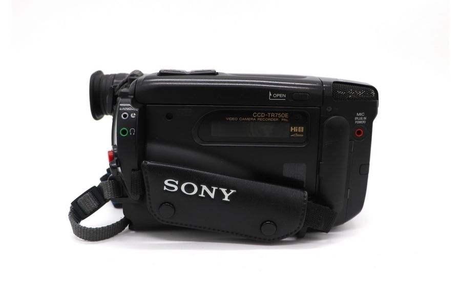 Видеокамера Sony CCD-TR750E