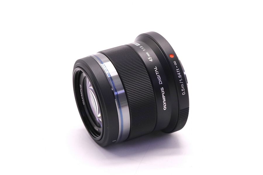 Черный Olympus Zuiko Digital 45mm F1.8 в упаковке