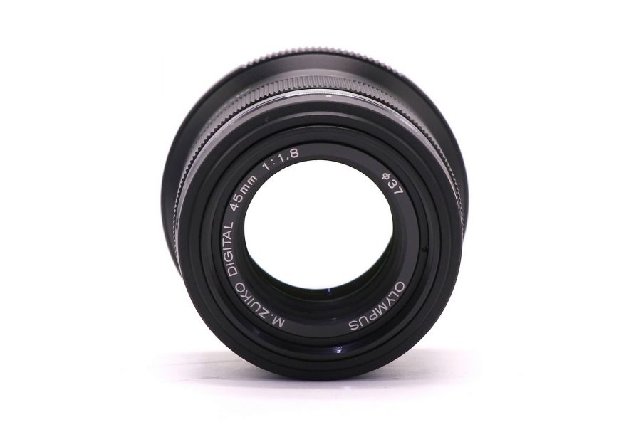 Черный Olympus Zuiko Digital 45mm F1.8 в упаковке