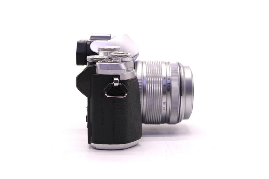 Olympus OM-D E-M10 Mark III kit silver (пробег 30460 кадров)