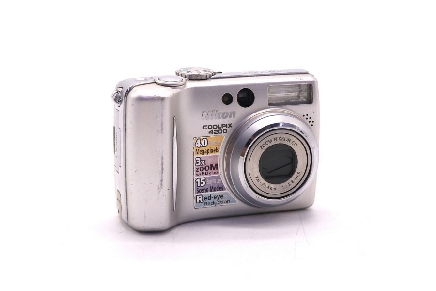 Фотокамера компактная Nikon Coolpix E4200 (China, 2004)