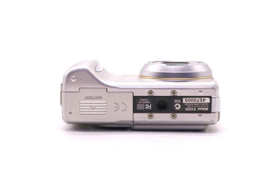 Фотокамера компактная Nikon Coolpix E4200 (China, 2004)