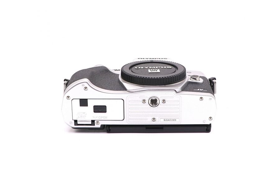 Olympus OM-D E-M10 Mark IV body silver в упаковке (пробег 265 кадров)