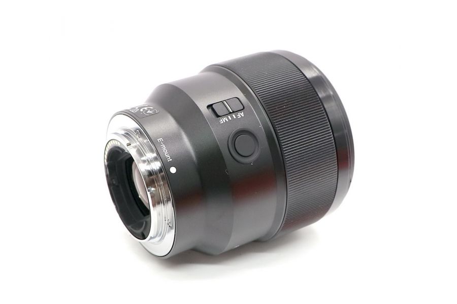 Sony FE 85mm f/1.8 (SEL85F18) в упаковке