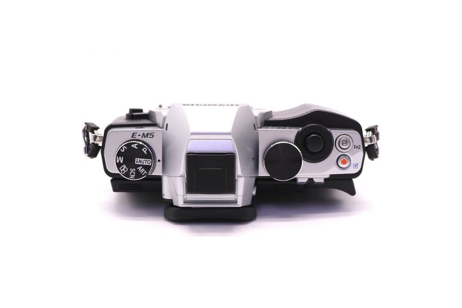 Olympus OM-D E-M5 body (пробег 1985 кадров)