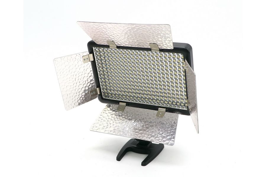 Светодиодный осветитель Godox Led308W II в упаковке