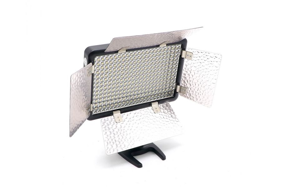 Светодиодный осветитель Godox Led308W II в упаковке